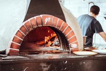 dining-mawgan-porth-pizza.jpg