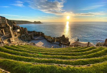 perfect-stays-theatre-productions-minack-theatre (6).png